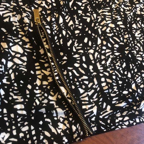 Ellen Tracy Quarter Sleeve shirt with zippers. Size medium. “Bouncy” material. - Picture 8 of 9